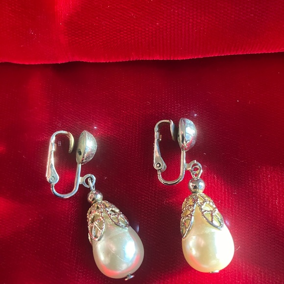 Vintage Coro Gold Tone Pearl Drop Clip On  Earrings - Picture 4 of 7